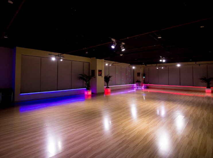 杭州舞蹈房裝修設計效果圖，杭州舞蹈工作室裝修設計案例，杭州專業(yè)舞蹈培訓機構裝修方案，杭州正規(guī)舞蹈房裝修裝潢公司，杭州大型舞蹈房裝修設計圖